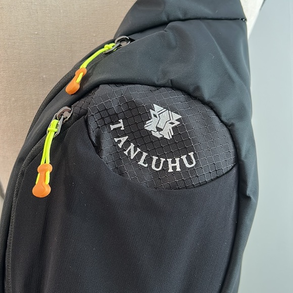 NWOT Tanluhu Sling Crossbody Bag in Black - Picture 4 of 8